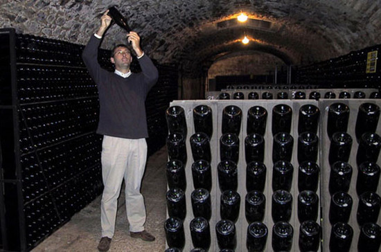 著名香槟酿酒师Pierre Larmandier在酒窖中工作。 © larmandier.fr