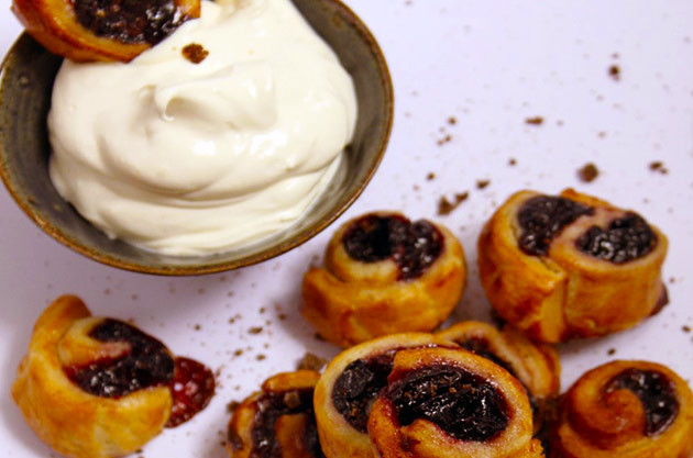 Individual cherry rolls served with rum Chantilly– Recipes and wine pairings