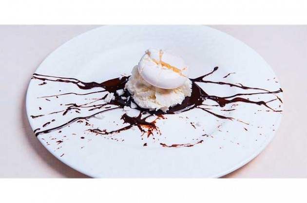 Meringue with chocolate sauce and vanilla ice cream – recipes and wine pairings