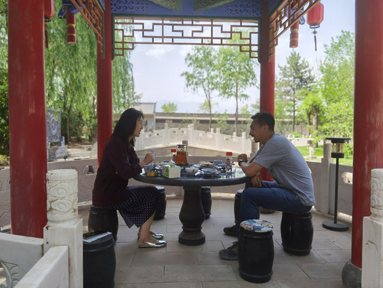 Image: Lansai Winery owner Yu Xiaojia (left) and winemaker Deng Zhongxiang (right) relaxing in the traditional Chinese-style winery