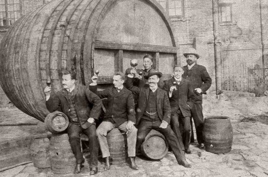 Image: Changyu’s first general manager Zhang Chengqing (standing, left) toasts China’s first brandy with winemaker Baron M von Babo (standing, right).