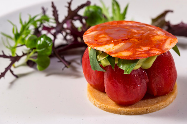 Plum tomato tart with Parmesan biscuit, avocado and chorizo – recipes and wine pairings 