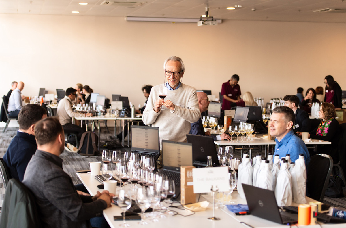 图片：联席主席Andrew Jefford在2024年Decanter世界葡萄酒大赛现场。拍摄：Nic Crilly-Hargrave