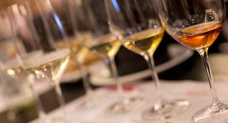 How does the colour of white wines age with time? | Decanter 醇鉴中国